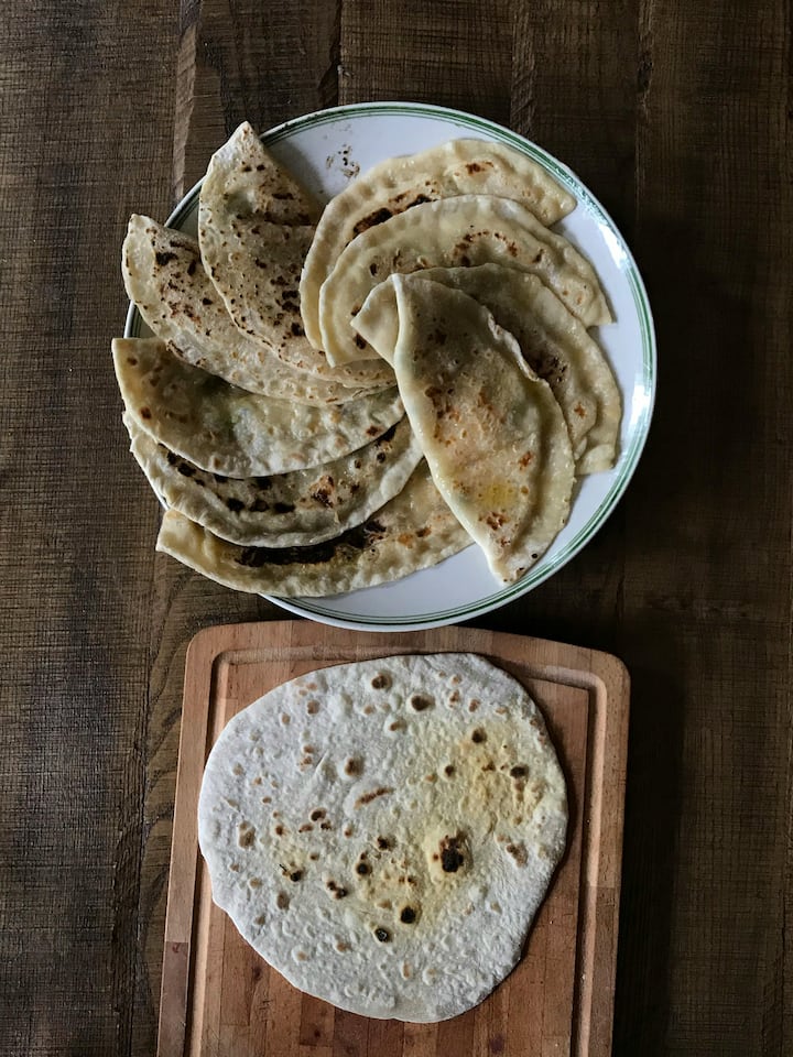 वहीं रोटी के गोल आकार की बात करें तो इसका आकार गोल आसानी के चलते रखा जाता है. दरअसल बेलन से गोल आकार की रोटी बनाना काफी आसान होता है. वहीं कुुछ लोग इसे जीवन चक्र से जोड़कर देखते हैं. जो पूरी तरह गोल होता है.