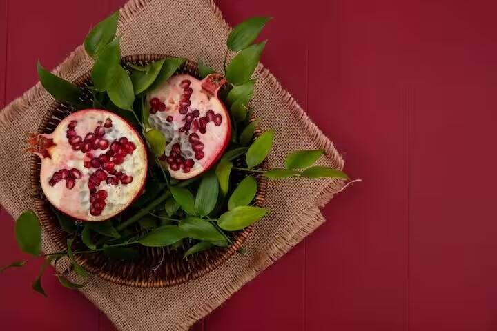 દાડમમાં એન્ટીઓક્સીડેન્ટ હોય છે, જે ત્વચાને સુંદર બનાવવામાં મદદ કરે છે. દાડમમાં પાણીનું પ્રમાણ વધુ હોવાથી તે ત્વચાને હાઇડ્રેટ રાખવામાં મદદ કરે છે અને કરચલીઓ અને રેખાઓ પણ ઘટાડે છે.