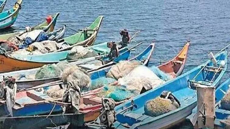 Thanjavur news Fishermen are busy repairing their fishing equipment as the fishing season begins - TNN மீன்பிடி தடைக்காலம்; உபகரணங்களை சீரமைக்கும் பணியில் மீனவர்கள் மும்முரம்