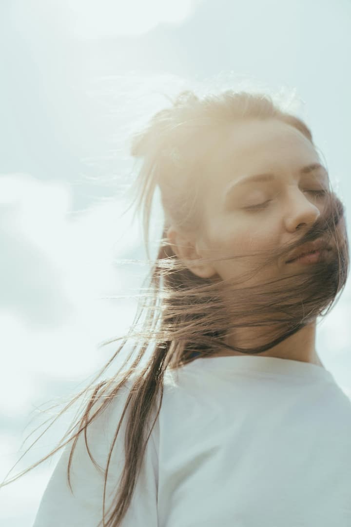 याशिवाय चेहऱ्यावर पिंपल्स आणि डागही दिसतात. त्यामुळे चेहऱ्याचे सौंदर्य कमी होऊ लागते. यामुळे बहुतांश लोक त्रस्त राहतात. तुम्हालाही याचा त्रास होत असेल तर ही बातमी तुमच्यासाठी आहे. [Photo Credit:Pexel.com]