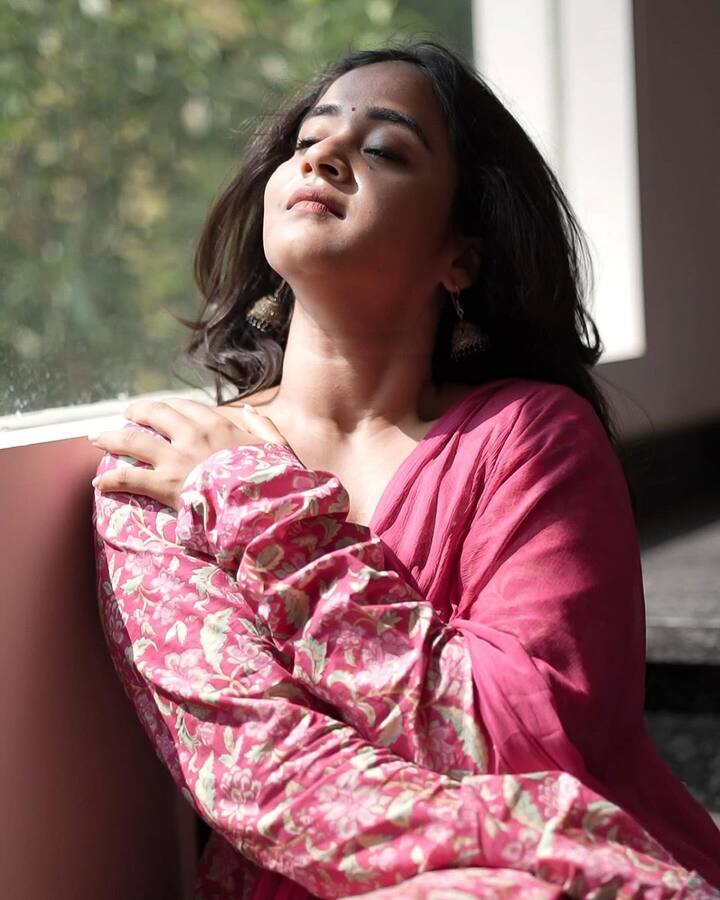 చెవులకు బ్లాక్ మెటల్ బుట్టలు పెట్టుకుని అందంగా ముస్తాబైంది. నుదిటిన చిన్న బొట్టు పెట్టుకుని తన లుక్​ని మరింత రెట్టింపు చేసింది. (Images Source : Instagram/deepthi_sunaina)