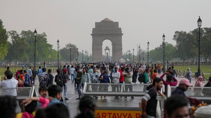 19 अप्रैल को दिन में बादल छाए रहेंगे. साथ ही दिन के समय हल्ली बारिश का भी पूर्वानुमान है.