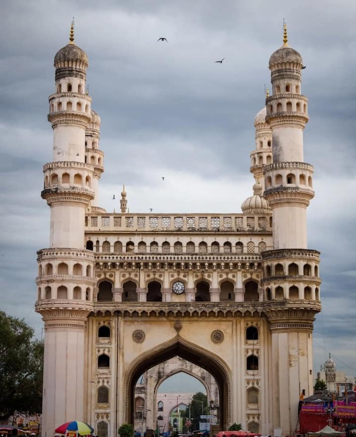 दरअसल इस इमारत के चारोंं और मीनार बनी हैं, यही वजह है कि इसका नाम ही चार मीनार पड़ गया. इसका हर मीनार 24 मीटर ऊंचा है.