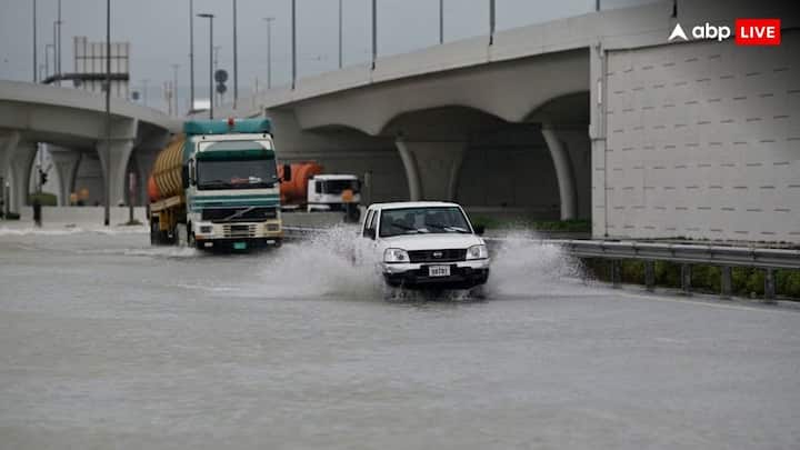 Anand Mahindra shared dubai flood video which is not liked by jet airways former ceo Sanjiv Kapoor Anand Mahindra: आनंद महिंद्रा ने शेयर किया दुबई का वीडियो, भिड़ गए जेट एयरवेज के पूर्व सीईओ  