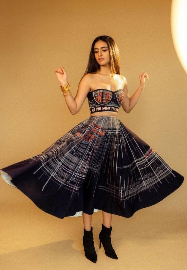 प्रिया प्रकाश सोशल मीडिया पर खासा एक्टिव रहती हैं, और अपनी तस्वीरों -वीडियो को शेयर कर लोगों को अपना दीवाना बनाती रहती हैं.