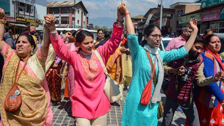 श्रीनगर में धूमधाम से मनाया गया रामनवमी का त्योहार, शोभायात्रा पर हुई फूलों की बारिश