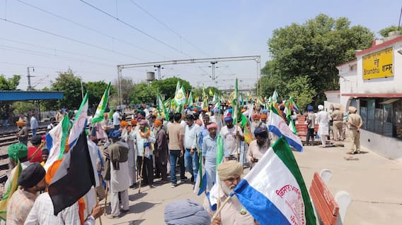 Rail Roko Andolan: ਪੰਜਾਬ ਦਾ ਬਾਕੀ ਸੂਬਿਆਂ ਨਾਲੋਂ ਟੁੱਟਿਆ ਰੇਲ ਸੰਪਰਕ, ਟ੍ਰੈਕ 'ਤੇ ਬੈਠੇ ਕਿਸਾਨ, ਸ਼ੰਭੂ ਸਰਹੱਦ 'ਤੇ ਪੁਲਿਸ ਨਾਲ ਹੋਈ ਧੱਕਾਮੁੱਕੀ Rail Roko Andolan: ਪੰਜਾਬ ਦਾ ਬਾਕੀ ਸੂਬਿਆਂ ਨਾਲੋਂ ਟੁੱਟਿਆ ਰੇਲ ਸੰਪਰਕ, ਟ੍ਰੈਕ 'ਤੇ ਬੈਠੇ ਕਿਸਾਨ, ਸ਼ੰਭੂ ਸਰਹੱਦ 'ਤੇ ਪੁਲਿਸ ਨਾਲ ਹੋਈ ਧੱਕਾਮੁੱਕੀ