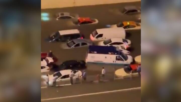 দুবাই থেকে যে ছবি সামনে এসেছে, তাতে খেলনার মতো ভাসতে দেখা গিয়েছে নামী-দামি সংস্থার গাড়িকে। গগনচুম্বী বিল্ডিংগুলি সব থমথমে। নীচে নিয়ে বয়ে যাচ্ছে ঘোলা জলের স্রোত। এমনকি শপিং মলের ভিতর পর্যন্ত জল ঢুকে গিয়েছে।