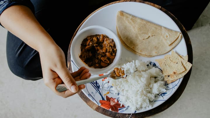 बता दें कि रोटी शब्द की उत्पत्ति संस्कृत के रोटिका शब्द से हुई थी. वहीं रोटी को दुनियाभर में चपाती, सफारी, शबाती, फुलका जैसे कई नामों से जाना जाता है.