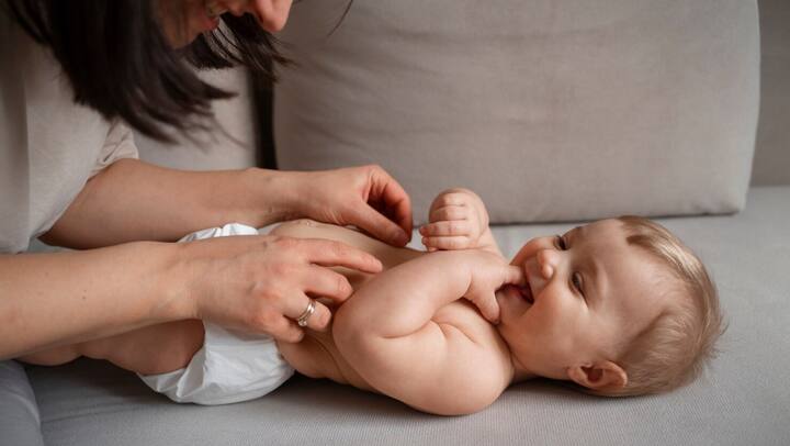 मालिश के फायदे : मालिश से बच्चों के शरीर में खून की गति अच्छी होती है, मांसपेशियां मजबूत बनती हैं और उन्हें अच्छी नींद भी आती है. इससे उनका शारीरिक और मानसिक विकास भी अच्छा होता है.