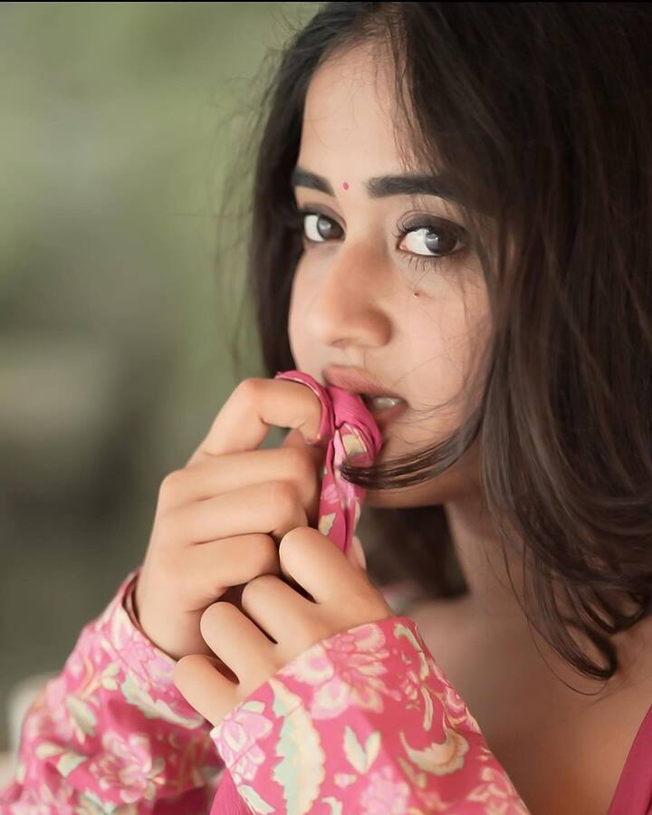 దీప్తి సునయన టిక్ టాక్ రోజుల నుంచి సోషల్ మీడియాలో మంచి క్రేజ్ సంపాదించుకుంది. డ్యాన్స్ వీడియోలతో కూడా అభిమానులను ఆకట్టుకుంటుంది దీప్తి. (Images Source : Instagram/deepthi_sunaina)