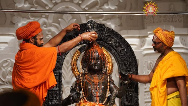 প্রাণপ্রতিষ্ঠার পর এই প্রথম অযোধ্যার মন্দিরে রামনবমীতে দিব্য অভিষেক হল রাম লালার মূর্তির। সাদা ধুতি পরিয়ে বালক রামের মূর্তিকে দুধ সহ অন্যান্য প্রয়োজনীয় দ্রব্য দিয়ে স্নান করানো হয় প্রথমে। তারপর মন্ত্র উচ্চারণের মধ্যে দিয়ে হয় তাঁর দিব্য অভিষেক। প্রসঙ্গত উল্লেখ্য, দেবতার দিব্য অভিষেক হল ধর্মীয় আচার ও প্রার্থনার একটি পদ্ধতি। যেখানে একজন পুরোহিত বা কোনও ভক্ত তাঁদের আরাধ্য দেবতার মূর্তিতে দুধ ও পঞ্চামৃত সহ বিভিন্ন জিনিস নিবেদন করে তাঁকে স্বাগত জানানোর একটি উপাচার। যা সনাতন ধর্মের পাশাপাশি মানা হয় বৌদ্ধ এবং জৈন ধর্মেও। (ছবি সৌজন্য - এএনআই)