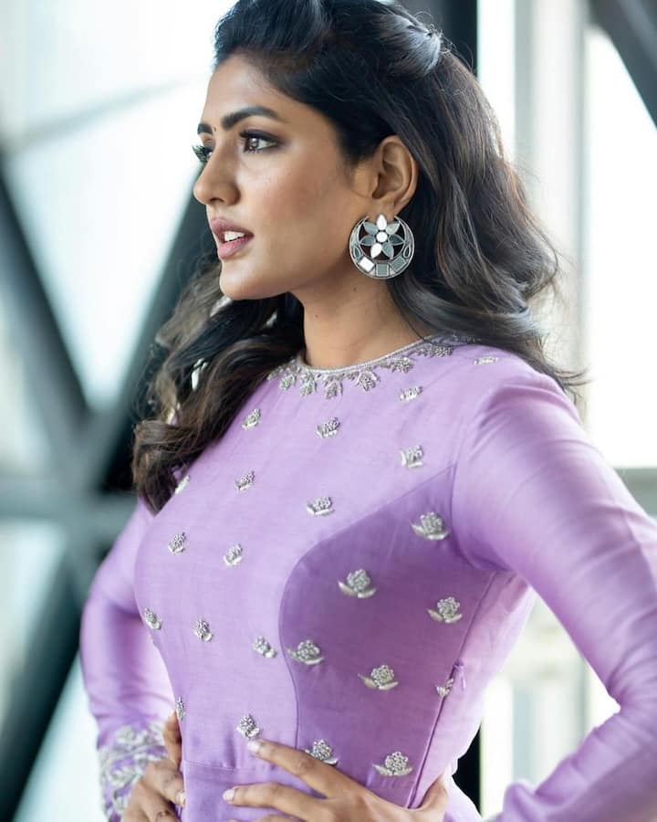 Eesha Rebba Photos: నటి ఈషా రెబ్బా గురించి ప్రత్యేకంగా పరిచయం అవసరం లేదు. అందంలో, నటనలో స్టార్‌ హీరోయిన్లకు తీసిపోదు.