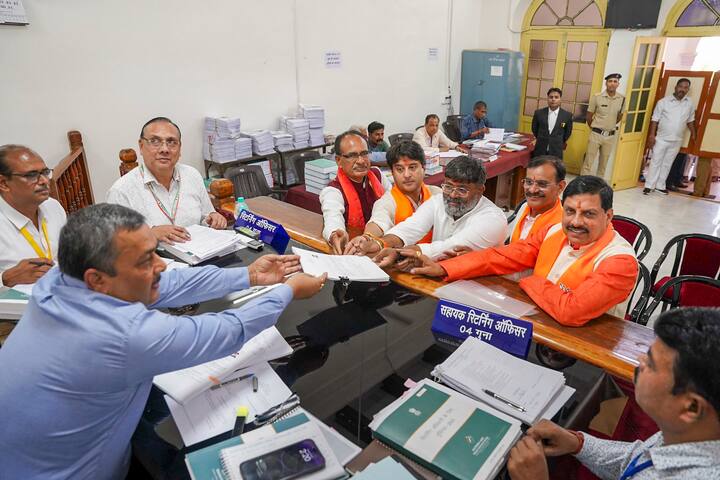 दूसरे चरण में उतरे 80 प्रत्याशियों में से कांग्रेस के होशंगाबाद प्रत्याशी संजय शर्मा 232 करोड़ की संपत्ति के साथ सबसे रईस थे. शर्मा की देनदारी भी 75 करोड़ है. केंद्रीय मंत्री ज्योतिरादित्य सिंधिया ओवरऑल सबसे धनी उम्मीदवारों में दूसरे नम्बर पर है. सिंधिया की संपत्ति पांच साल में करीब 50 करोड़ रुपये बढ़ी है. वहीं, अभी तक के तीनों चरणों में नामांकन दाखिल करने वाले कैंडिडेट्स में संजय शर्मा रईसी के मामले में तीसरे नम्बर पर है.