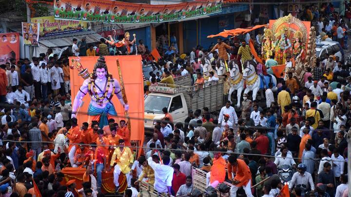 Rama Navami Shobhayatra: హైదరాబాద్ లో జరుగుతున్న రామనవమి శోభాయాత్రలో ఎమ్మెల్యే రాజాసింగ్ పాట పాడారు.