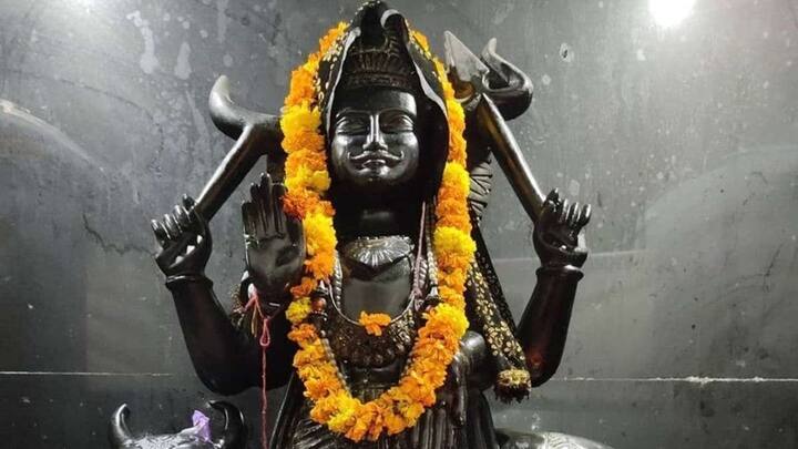જે લોકોની કુંડળીમાં શનિ ભારે હોય અથવા શનિની સ્થિતિ નબળી હોય તેમને સાડાસાતીના કારણે ઘણી પરેશાનીઓનો સામનો કરવો પડે છે.