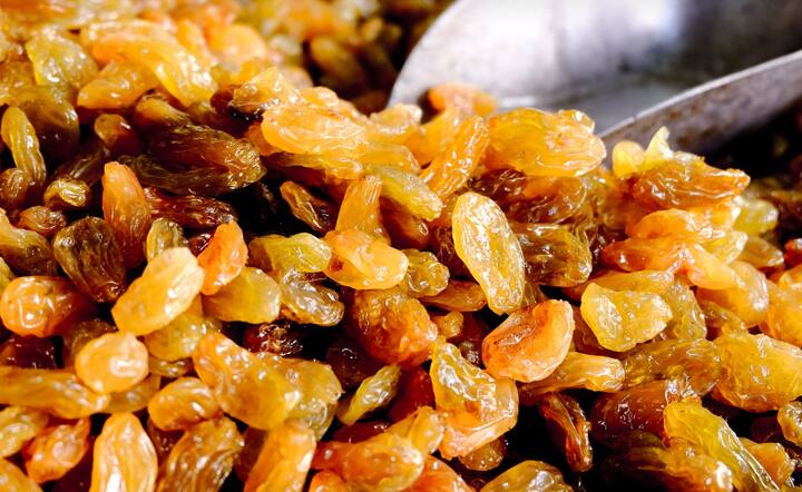 கொலஸ்ட்ரால் அளவை கட்டுக்குள் வைக்க ஊற வைத்த உலர் திராட்சைகளை காலையில் சாப்பிடலாம்.