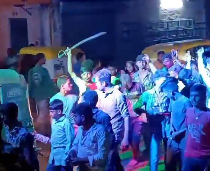 Ahmedabad: શાહીબાગમાં લગ્નના વરઘોડામાં યુવકોએ તલવારો લહેરાવી, પોલીસની કામગીરી પર ઉઠ્યા સવાલો, જુઓ દ્રશ્યો Ahmedabad Crime News: Varghoda scene viral with the youn mens and sword and knife in varghoda dancing in shahibaug, local news Ahmedabad: શાહીબાગમાં લગ્નના વરઘોડામાં યુવકોએ તલવારો લહેરાવી, પોલીસની કામગીરી પર ઉઠ્યા સવાલો, જુઓ દ્રશ્યો