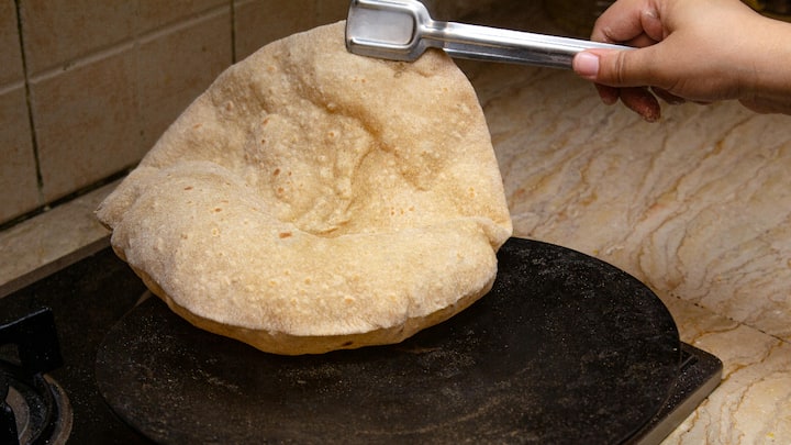 रोटी भारत के कई लोगों के लिए नॉर्मल है. इसके बिना जीवन अधूरा सा लगता है, लेकिन क्या कभी सोचा है कि आखिर रोटी का आकार गोल ही क्यों होता है चोकोर या  तिकोना क्यों नहीं. चलिए जानते हैं.