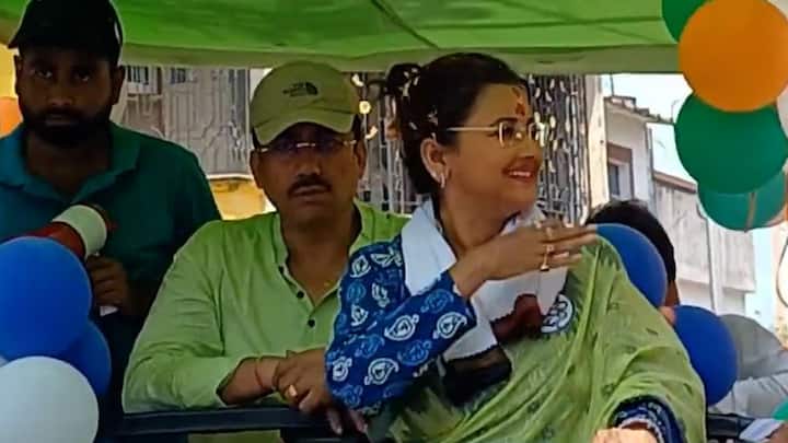 চন্দননগরের সাহেববাগান এলাকার ২১ নম্বর ওয়ার্ড থেকে ক্ষ্যাপা কালী মন্দিরে পুজো দিয়ে আজ প্রচার শুরু করেন রচনা।