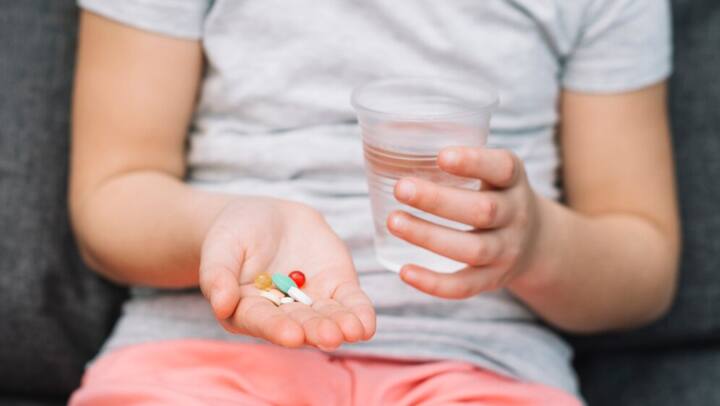 एंटीबायोटिक दवाइयां ज़रूरी होती हैं, पर कई बार ये बच्चों को नुकसान भी पहुंचा सकती हैं. जानिए कैसे ये दवाएं बच्चों के हेल्थ के लिए हानिकारक होती है.