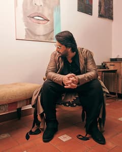 ट्रेनों-बसों में बेचता था कॉस्मेटिक, पहली ही फिल्म हुई हिट फिर दिए बैक-टू-बैक 8 फ्लॉप! अब सुपरस्टार बन लेता है करोड़ों फीस, पहचाना क्या?