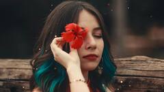 Hibiscus flower :जास्वंदच्या फुलाचा वापर करून अशी आणा चेहऱ्यावर चमक!