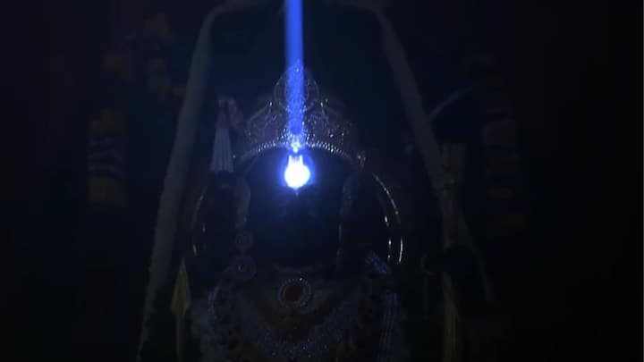 বালক রামকে যখন সূর্য তিলক পড়াচ্ছিল তখন পুরো অন্ধকার করে দেওয়া হয়েছিল গর্ভগৃহ। আরতিও করছিলেন পুরোহিত। যার ছবি দেখে হতবাক হয়ে গেছেন অনেকেই। (ছবি সৌজন্য এআইআর)