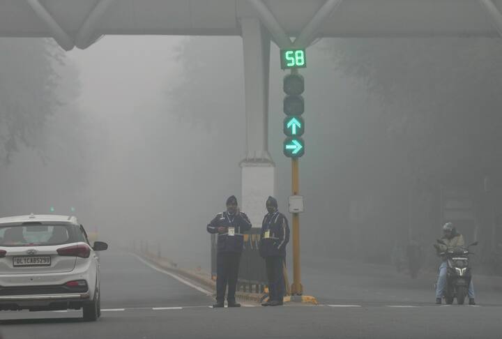 जब भी रेड लाइट होती है तो उससे पहले तीन या चार सेकेंड की येलो लाइट भी जलती है, यानी ग्रीन लाइट के बाद पीली लाइट फ्लैश होती है.