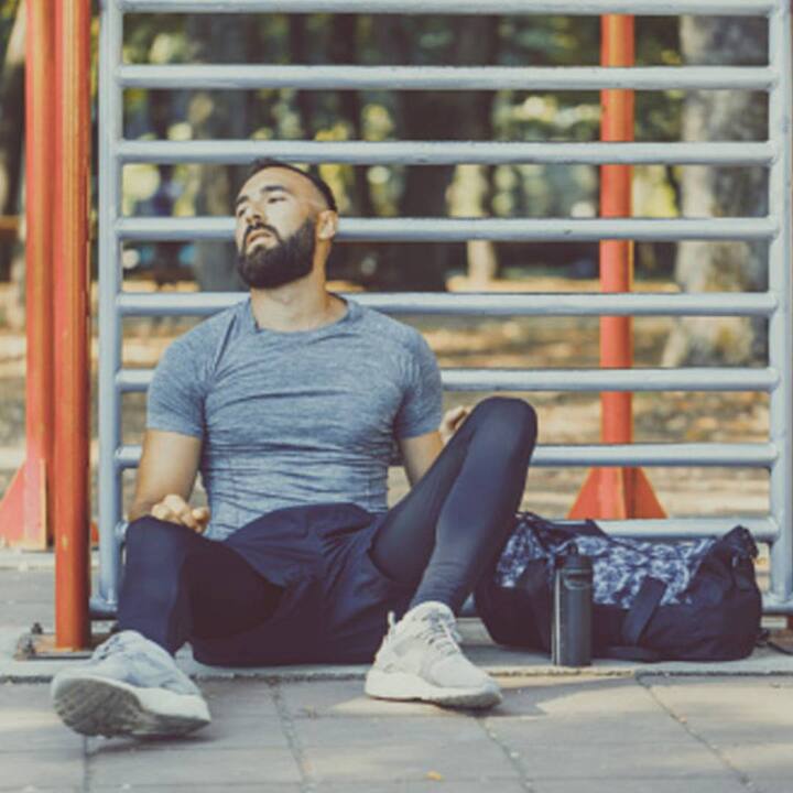 ਪਰ ਜੇਕਰ ਕੁਝ ਵੀ ਹੱਦ ਤੋਂ ਬਾਹਰ ਕੀਤਾ ਜਾਂਦਾ ਹੈ, ਤਾਂ ਉਹ ਤੁਹਾਨੂੰ ਲਾਭ ਦੀ ਬਜਾਏ ਨੁਕਸਾਨ ਪਹੁੰਚਾਉਣ ਲੱਗ ਪੈਂਦਾ ਹੈ ਅਤੇ ਇਹ ਉਨ੍ਹਾਂ ਲੋਕਾਂ 'ਤੇ ਲਾਗੂ ਹੁੰਦਾ ਹੈ ਜੋ ਕਸਰਤ ਨੂੰ ਆਪਣੇ ਦਿਮਾਗ 'ਤੇ ਹਾਵੀ ਹੋਣ ਦਿੰਦੇ ਹਨ ਅਤੇ ਘੰਟਿਆਂ-ਬੱਧੀ ਕਸਰਤ ਕਰਦੇ ਹਨ। ਅਜਿਹਾ ਉਦੋਂ ਹੁੰਦਾ ਹੈ ਜਦੋਂ ਕੋਈ ਕਸਰਤ ਕਰਨ ਦਾ ਜਨੂੰਨ ਹੋ ਜਾਂਦਾ ਹੈ, ਤਾਂ ਇਹ ਰੁਟੀਨ ਇੱਕ ਨਸ਼ੇ ਵਿੱਚ ਬਦਲ ਜਾਂਦਾ ਹੈ ਅਤੇ ਇਹ ਲਤ ਵਿਅਕਤੀ ਦੀ ਸਿਹਤ 'ਤੇ ਮਾੜਾ ਪ੍ਰਭਾਵ ਪਾ ਸਕਦੀ ਹੈ।