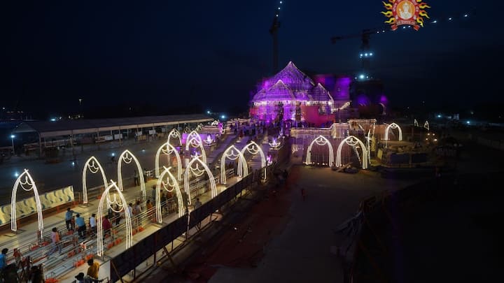 राम नवमी के अवसर पर राम मंदिर में रंग-बिरंगी लाइट्स लगाई गई हैं. ऐसा लग रहा है जैसे त्रैता युग अयोध्या में वापस आ गया हो.