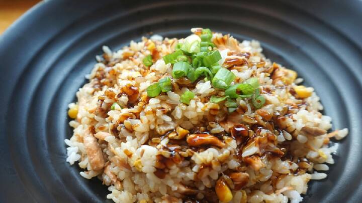 Rice Before Cooking:आजकाल तांदूळ देखील दोन प्रकारचे झाले आहेत,तपकिरी तांदूळ आणि पांढरा तांदूळ.पण आज आपण याविषयी सविस्तर चर्चा करणार आहोत की तांदूळ शिजवण्यापूर्वी ते धुणे का महत्त्वाचे आहे.