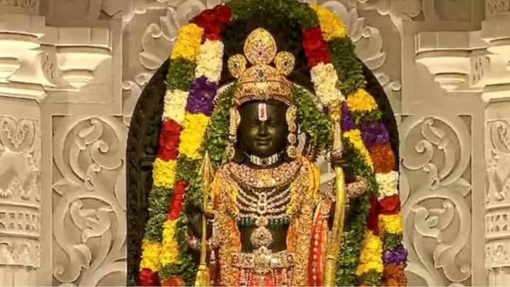 Ram Navami 2024: రామ నవమి సందర్భంగా అయోధ్య బాల రాముడిని పూజారులు అందంగా ముస్తాబు చేశారు. ఆ తరవాత పంచామృతాలతో అభిషేకించారు.