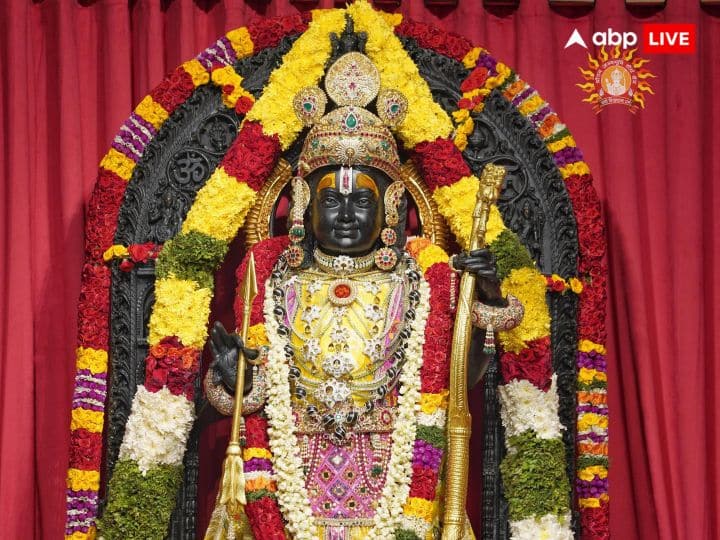 श्री राम नवमी की पावन बेला पर राम जन्मभूमि मंदिर में प्रभु श्री रामलला सरकार का दिव्य अभिषेक किया गया, उनकी मूरत देखते ही बन रही है.