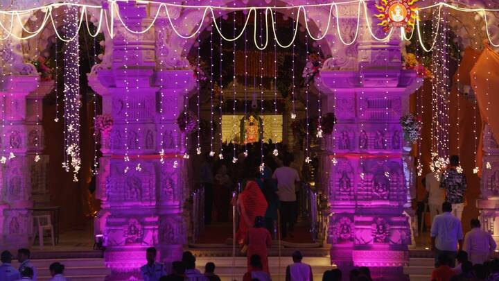 राम नवमी के अवसर पर राम मंदिर को रंग बिरंगी लाइट्स लगाकर सजाया गया है.
