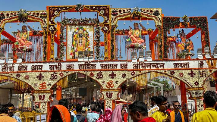 প্রায় ৪০ লক্ষ ভক্তকে সামাল দিতে আগেই ১৭ তারিখ থেকে ১৯ তারিখ পর্যন্ত মন্দির ২০ ঘণ্টা খোলার কথা ঘোষণা করা হয়েছিল শ্রী রাম জন্মভূমি তীর্থক্ষেত্র ট্রাস্টের তরফে। ভিড় নিয়ন্ত্রণের জন্য নিরাপত্তারক্ষীদের মোতায়েন করার পাশাপাশি রাখা হয়েছিল প্রয়োজনীয় ব্যবস্থাও। (ছবি সৌজন্য- পিটিআই)