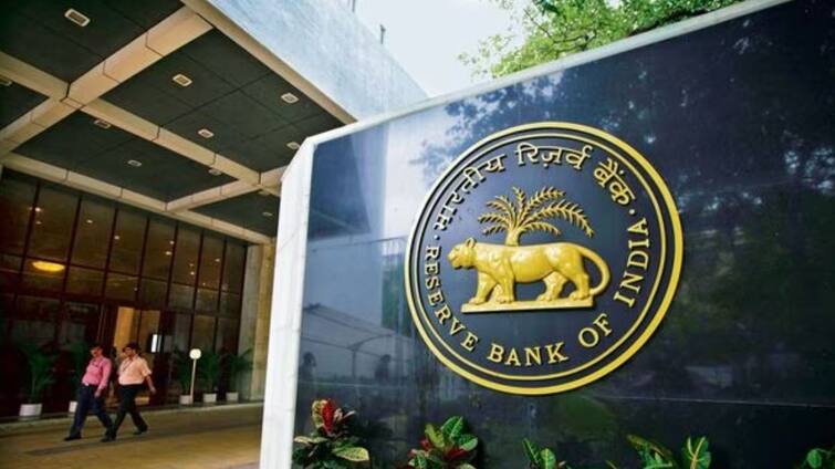 RBI took major action against two banks Due to financial condition Sarvodaya co op bankNational Urban Co-operative Bank Ltd RBI ची मोठी कारवाई, 'या' दोन बँकातून पैसे काढण्यावर निर्बंध, नेमकं प्रकरण काय?