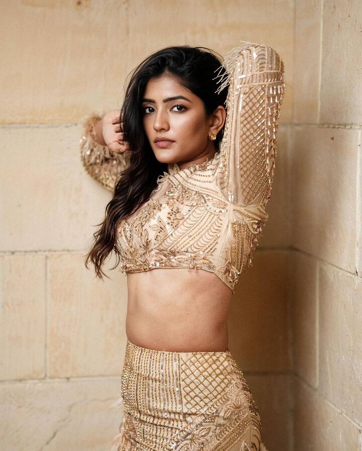 తాజాగా ఈషా తన శ్రీరామ నవమి లుక్‌ షేర్‌ చేసింది. ఎథినిక్‌ వేర్‌లో ఈ భామ సిల్వర్‌ స్టంట్స్‌ ధరించి సంప్రదాయ లుక్‌లో మెరిసింది.