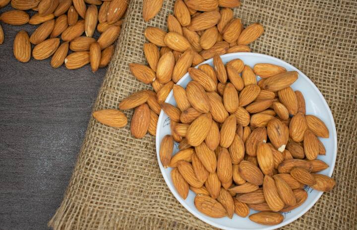 ரத்த குழாய்களில் கொழுப்பு சேராமல் இருக்க தினமும் காலையில் ஊற வைத்த பாதாம் சாப்பிடலாம்.