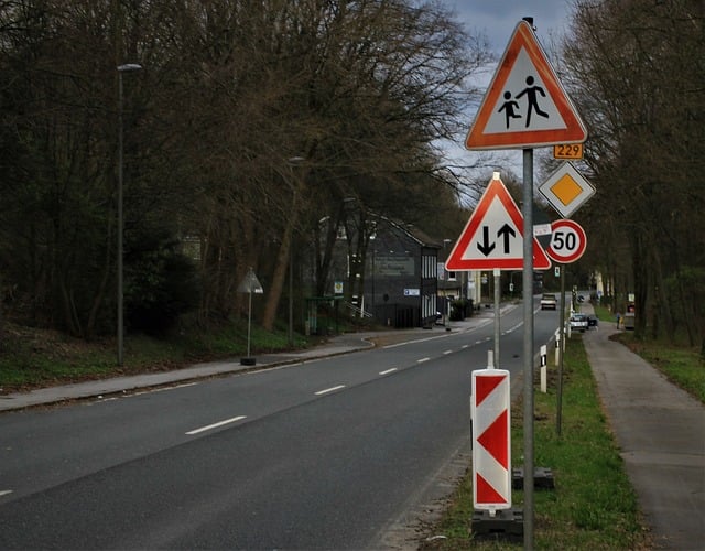 इस पीली लाइट का मतलब होता है कि आप अपनी कार की स्पीड स्लो कर उसे तुरंत रोक लें, क्योंकि रेड लाइट होने वाली है.