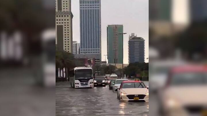 মরুভূমিতে বৃষ্টি প্রায় হয় না বললেই চলে। কিন্তু মরুভূমির উপর গড়ে ওঠা সংযুক্ত আরব আমিরশাহিতে এই মুহূর্তে বন্যা পরিস্থিতি। ভারী বৃষ্টির জেরে সেখানে বন্যার প্রকোপ দেখা দিয়েছে।