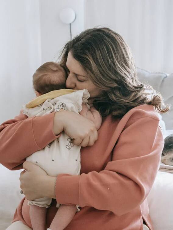 इस वजह से नहीं करना चाहिए बच्चे कान पर किस