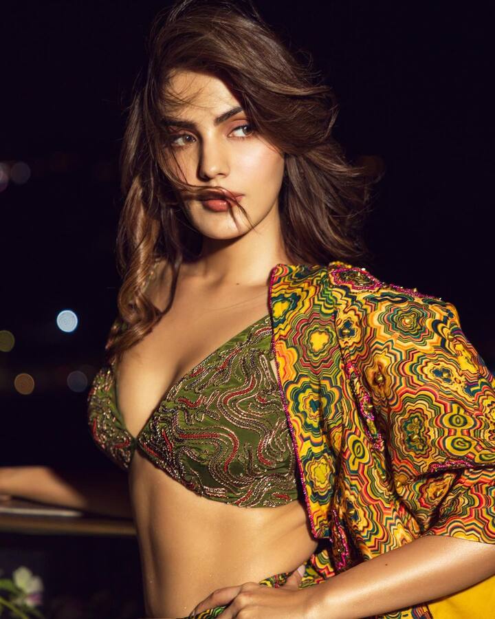 આ દરમિયાન રિયા ચક્રવર્તીની કેટલીક તસવીરો સામે આવી છે, જેમાં તે ખૂબ જ બોલ્ડ લાગી રહી છે.