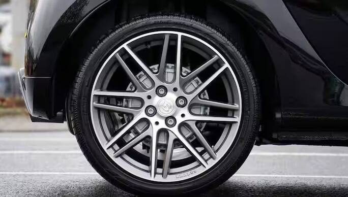 જો વાહનના પૈડા રસ્તા સાથે ટ્રેક્શન ગુમાવે છે, તો વાહન બંધ હોય ત્યારે પણ પૈડાં ફરતા રહે છે. ત્યારે ઈલેક્ટ્રોનિક સ્ટેબિલિટી કંટ્રોલની મદદથી વાહનને ફરતું અટકાવી શકાય છે.