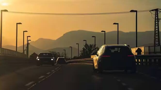 ઇલેક્ટ્રોનિક સ્ટેબિલિટી કંન્ટ્રોલમાં ટ્રેક્શન સિસ્ટમ પણ સામેલ છે. વાહનની સ્પીડ ઘટાડવા માટે તે એન્જિન પાવરને સંતુલિત કરે છે અને જો ડ્રાઇવર એક્સિલરેટરને દબાવશે તો વાહન તરત જ બ્રેક લગાવે છે.