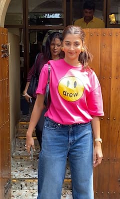 Pooja Hegde Photos: పూజా హెగ్డే ఫోటోలు... పండక్కి పేరెంట్స్‌తో రెస్టారెంట్‌కు వెళ్లిన బుట్టబొమ్మ