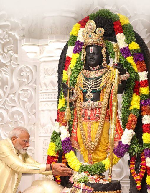 ప్రధాని నరేంద్ర మోదీ రామనవమి శుభాకాంక్షలు చెబుతూ X వేదికగా ఓ పోస్ట్ చేశారు. అయోధ్య రాముడు దేశాభివృద్ధికి ప్రతీక అని వెల్లడించారు. ప్రత్యేకంగా ఓ వీడియో కూడా పోస్ట్ చేశారు. కోట్లాది మంది భారతీయులు ఈ క్షణం కోసమే ఎదురు చూశారని అన్నారు. అందరిపైనా రాముడి కృప ఉండాలని కోరుకుంటున్నట్టు వెల్లడించారు.