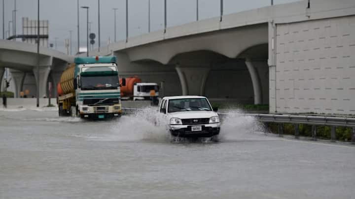 পাশাপাশি Cloud Seeding-কেও এই ভয়াবহ পরিস্থিতির জন্য কিছুটা দায়ী করা হচ্ছে। মরুশহরকে বাঁচাতে কৃত্রিম উপায়ে সারাবছর বৃষ্টি ঘটানো হয় দুবাইয়ে। জানা গিয়েছে, আকাশে মেঘ জমতে দেখে সোম এবং মঙ্গলবার তড়িঘড়ি বিমান পাঠানো হয়, যাতে বায়ুমণ্ডলে রাসায়নিক এবং পটাসিয়াম ক্লোরাইড বসিয়ে বৃষ্টি নামানো যায়।