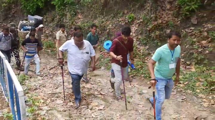 শুরু হতে চলেছে লোকসভা ভোট। প্রথম দফায় ভোটের আগেই ভারতের নানা দুর্গম এলাকায় পৌঁছে যাচ্ছেন ভোটকর্মীরা।