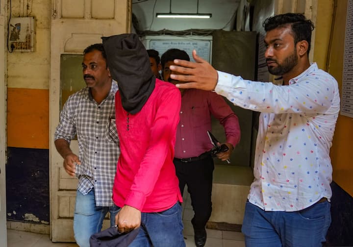 बता दे कि सलमान खान के घर के बाहर फायरिंग करने वाले आरोपियो को पुलिस ने सोमवार की शाम  गुजरात के कच्छ जिले से गिरफ्तार कर लिया था. आरोपियों के नाम  विक्की गुप्ता (24) और सागर पाल (21) बताए जा रहे हैं और वे बिहार के रहने वाले हैं.
